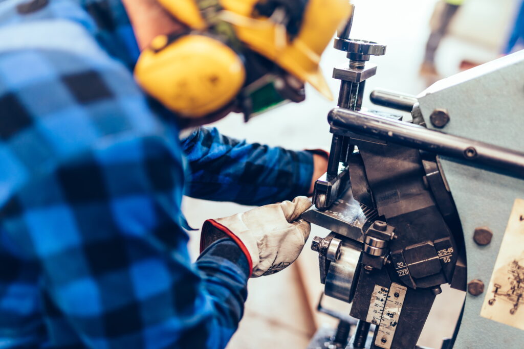 Montage en aanpassing van technische installaties binnen een industriële omgeving